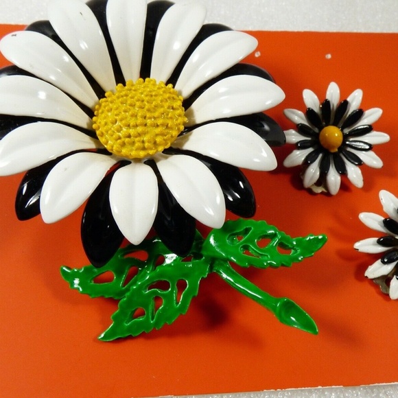 VTG White Green Yellow Black Enamel on Metal Flower Daisy Pin Brooch & clips set - Picture 1 of 7